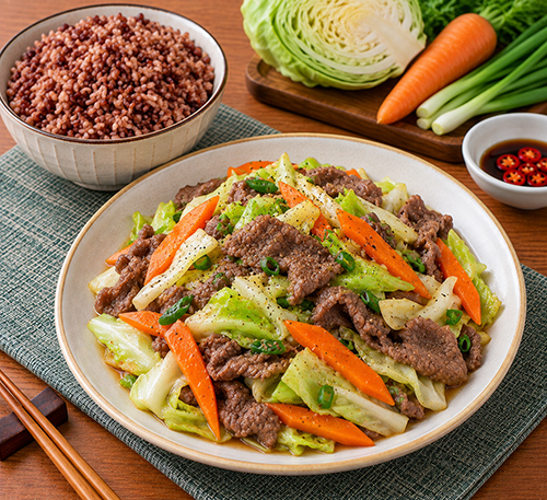 Cơm gạo lứt bò bắp cải cà rốt