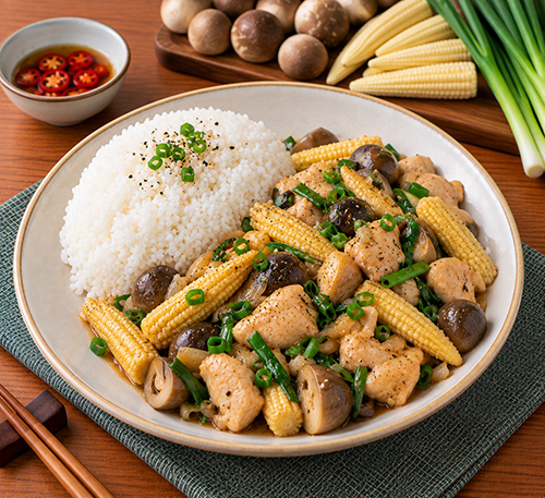 Cơm trắng gà xào nấm rơm bắp non
